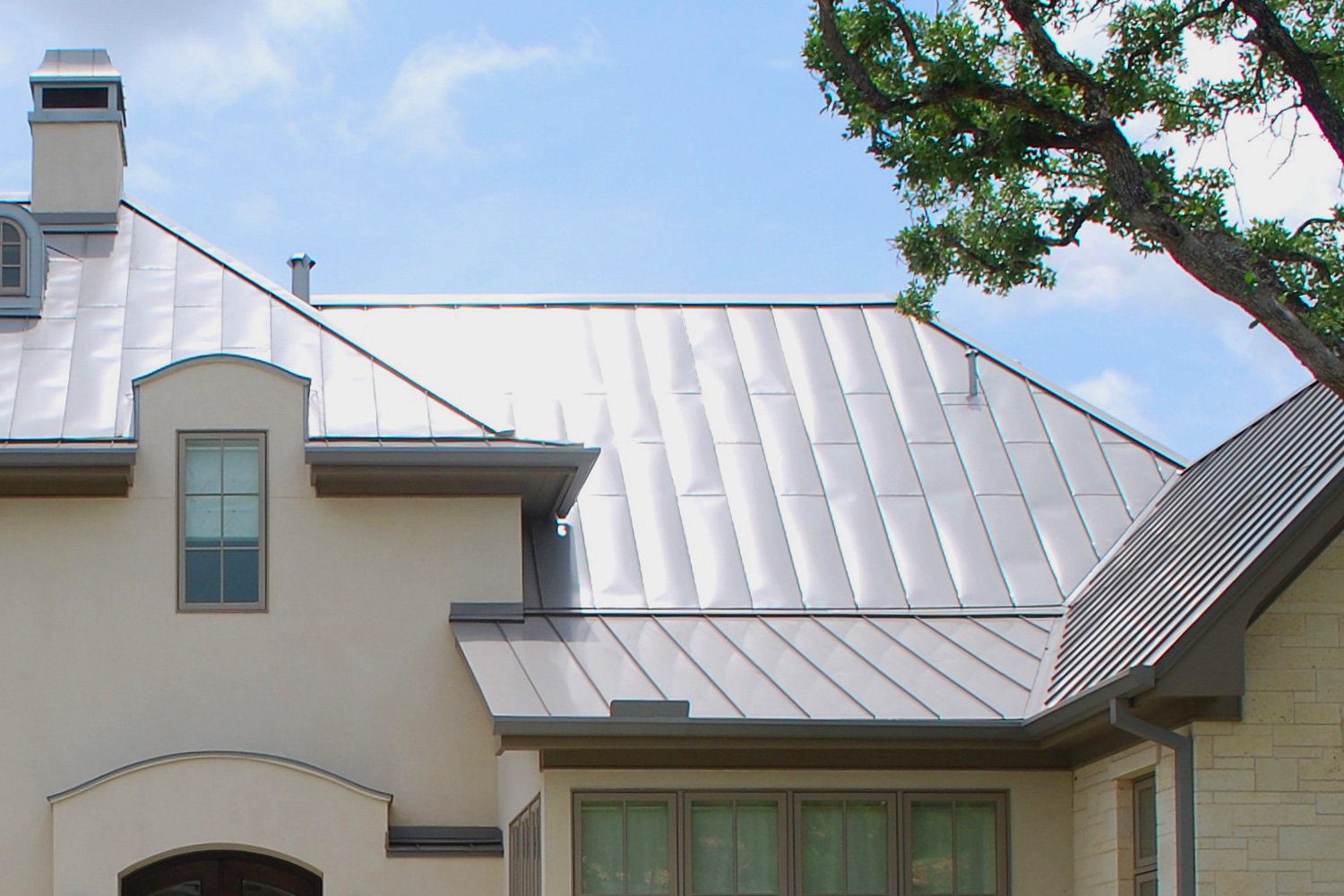 Differences Between 5V Crimp and Standing Seam Metal Roofs